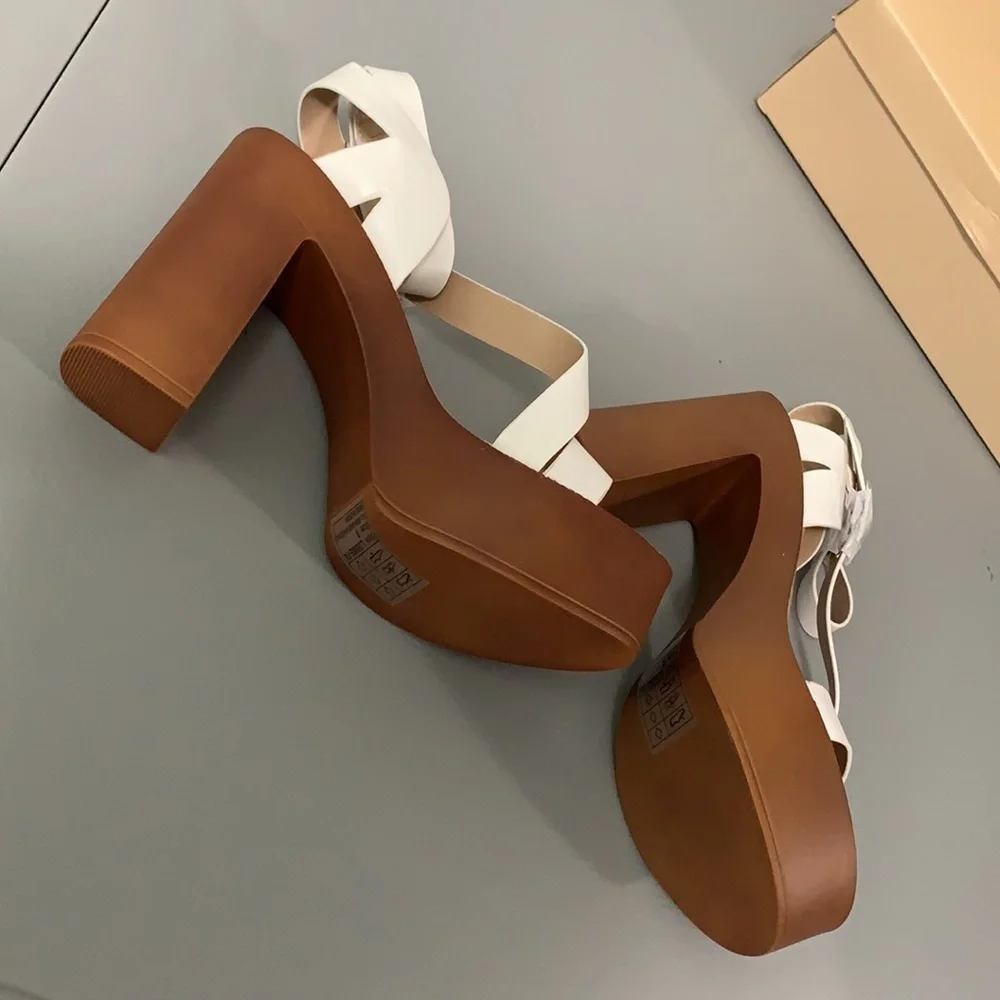 Yoki Louise platform sandals New in Box size 8